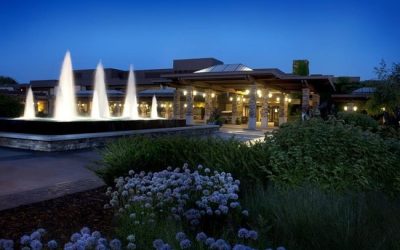 A Lakeside Serenade: Dueling Pianos Elevate a Grand Geneva Resort Wedding