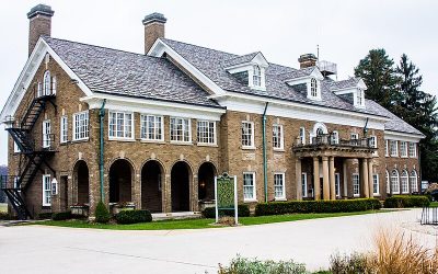 A Lakeshore Serenade: Dueling Pianos Light Up a Rainy Wedding at The Felt Estate