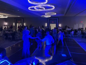 Crowd enjoying the dueling pianos at Crystal Lake Holiday Inn