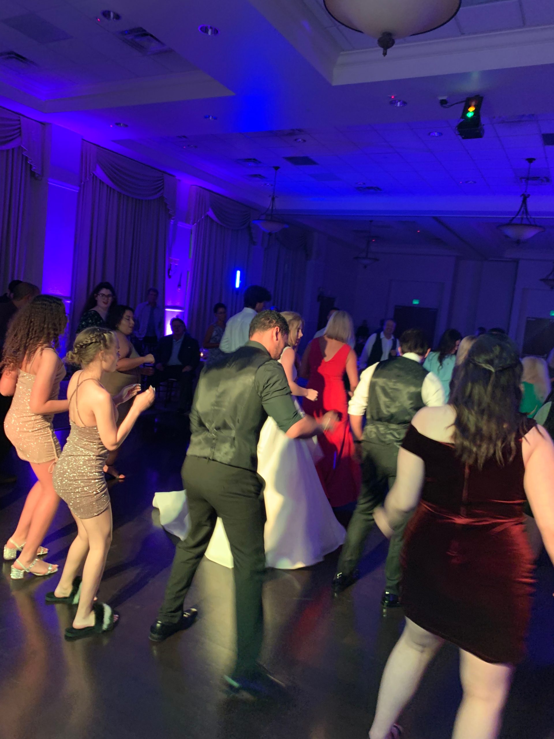 Guests dancing at the Felix and Fingers Dueling Pianos event